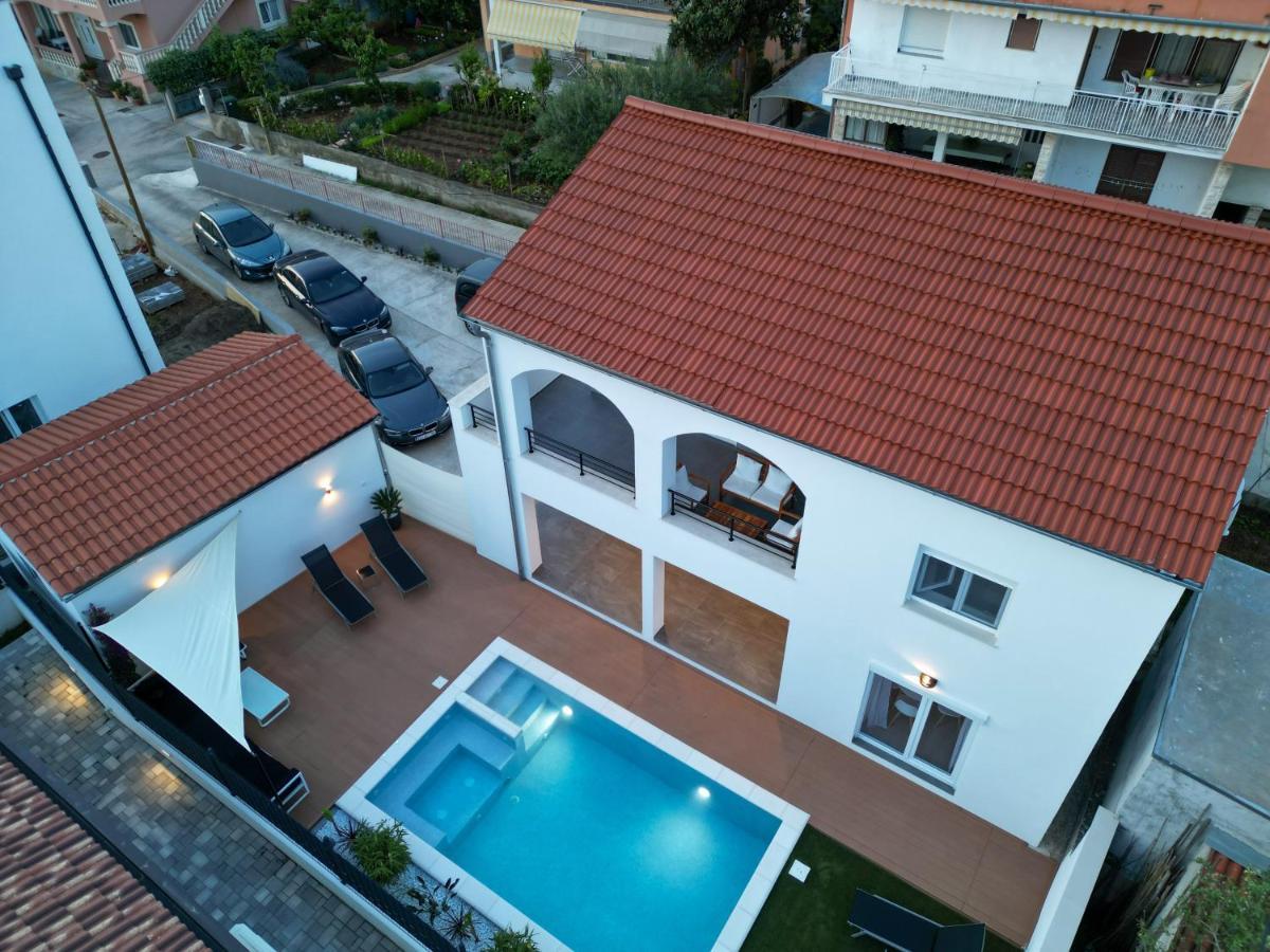 Bernie Apartments With A Pool 扎达尔 外观 照片