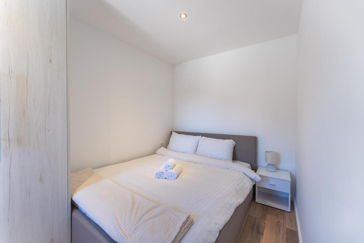 Bernie Apartments With A Pool 扎达尔 外观 照片