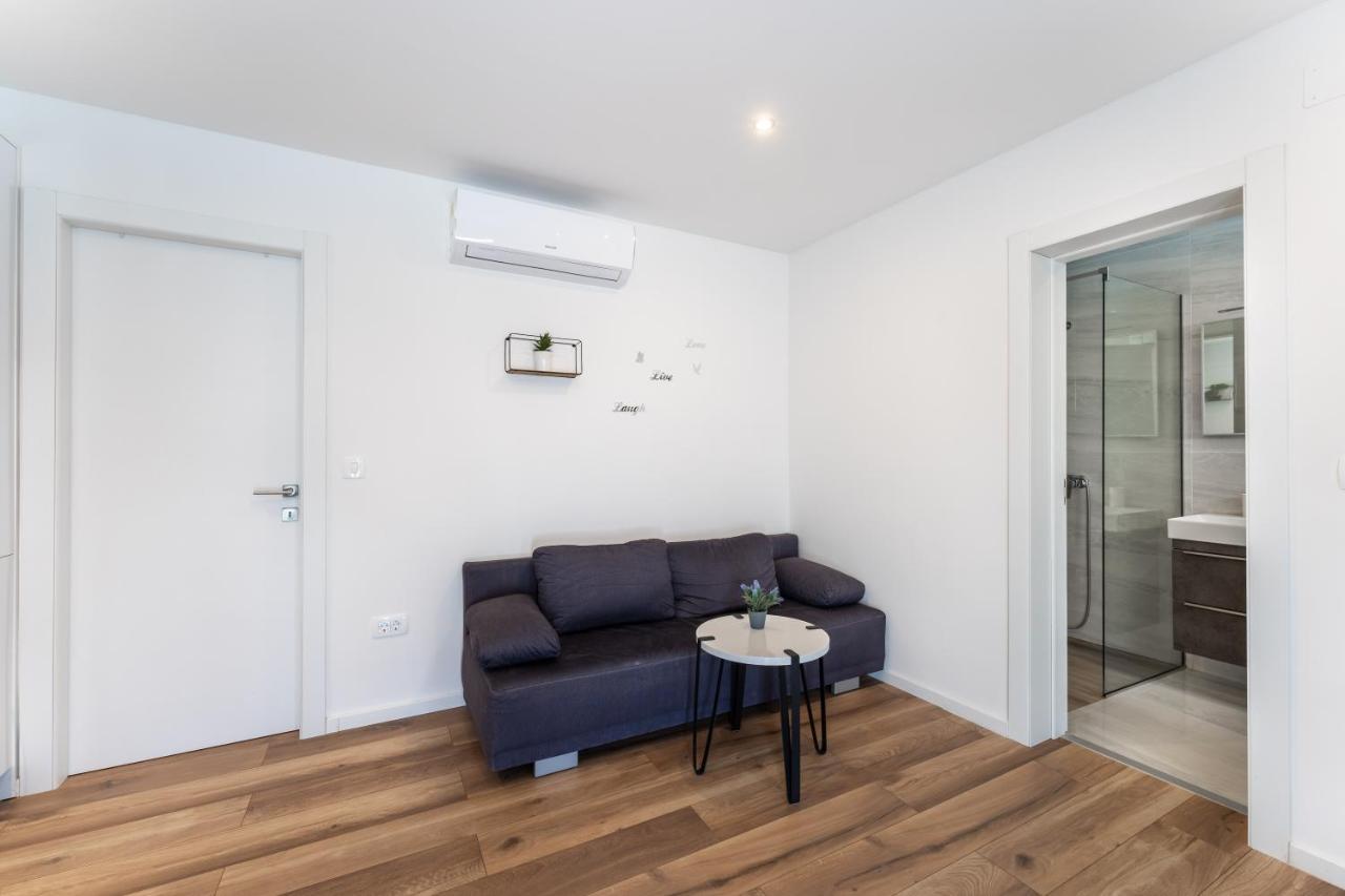 Bernie Apartments With A Pool 扎达尔 外观 照片