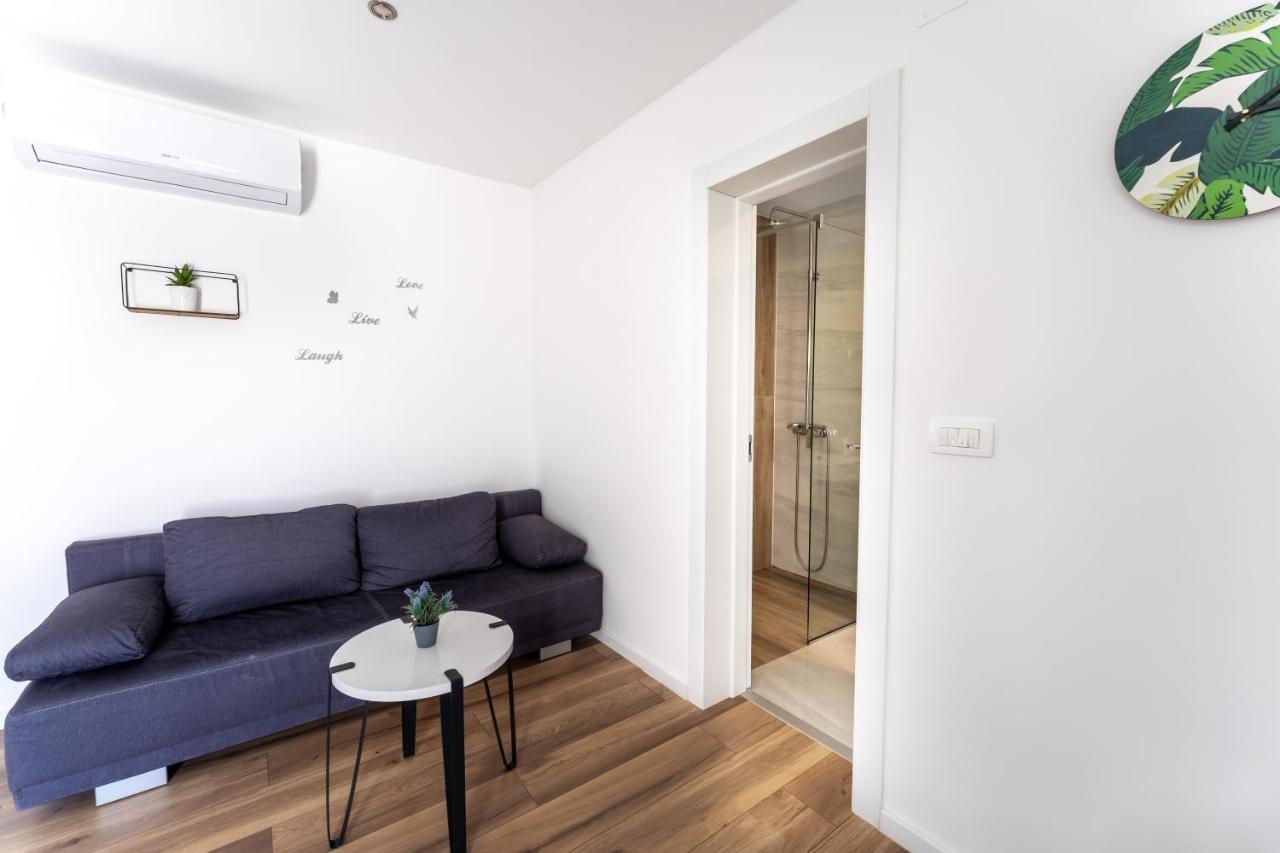 Bernie Apartments With A Pool 扎达尔 外观 照片