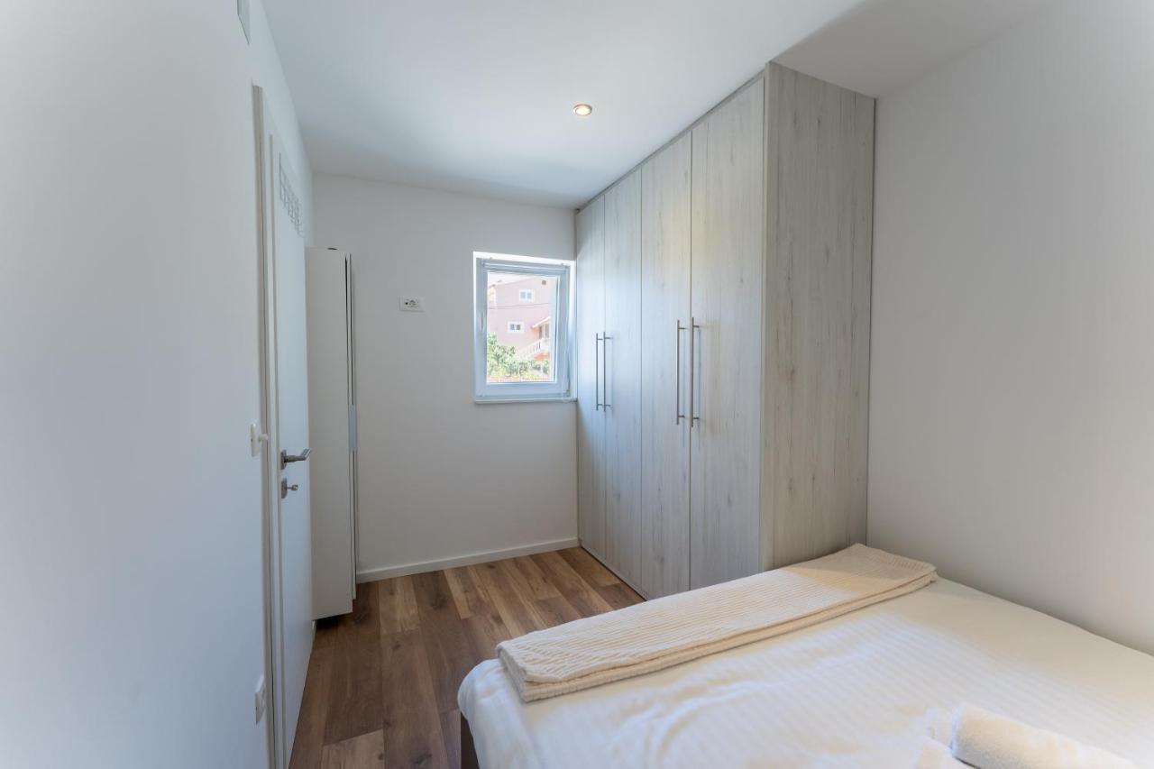 Bernie Apartments With A Pool 扎达尔 外观 照片