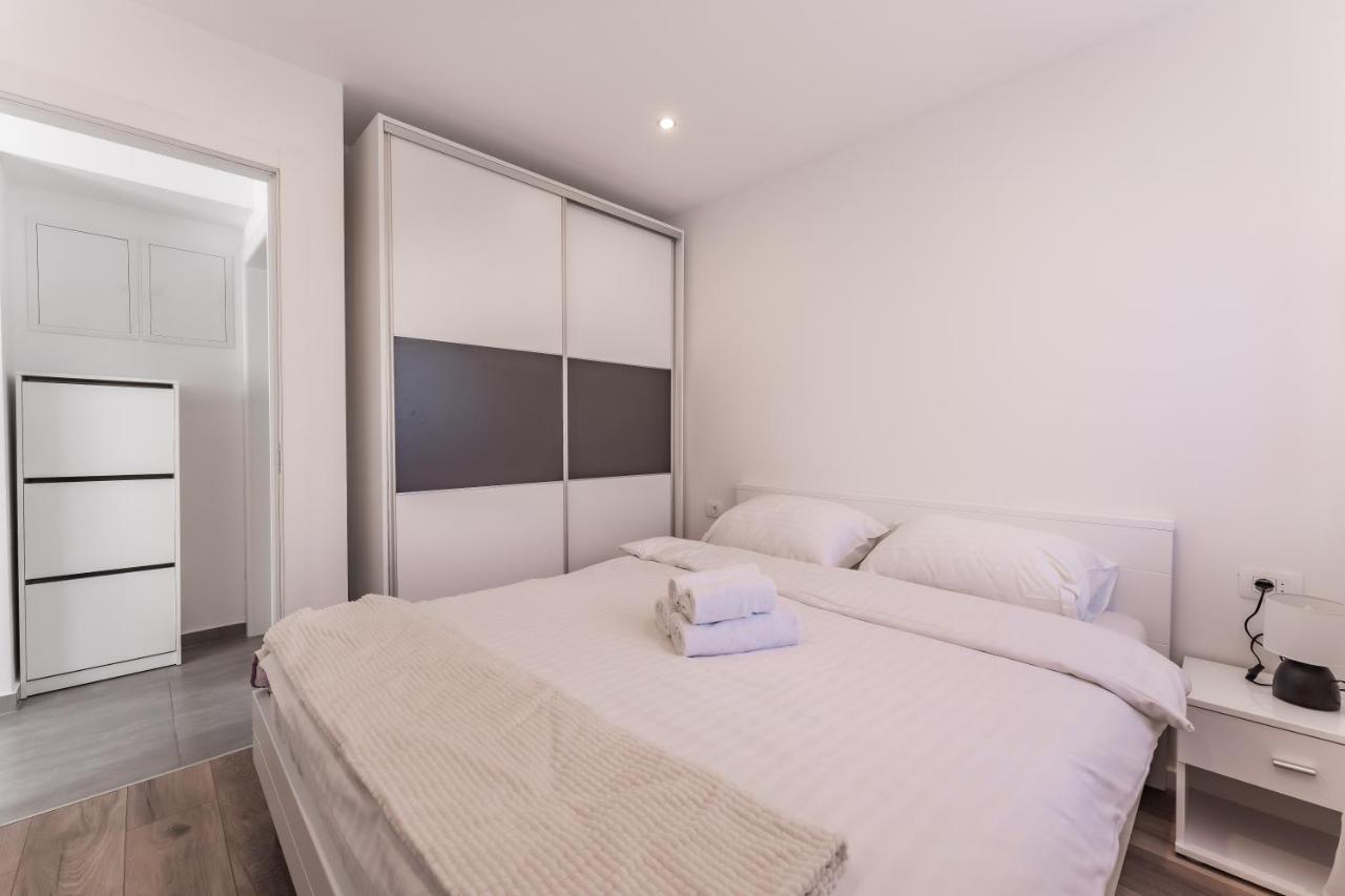 Bernie Apartments With A Pool 扎达尔 外观 照片