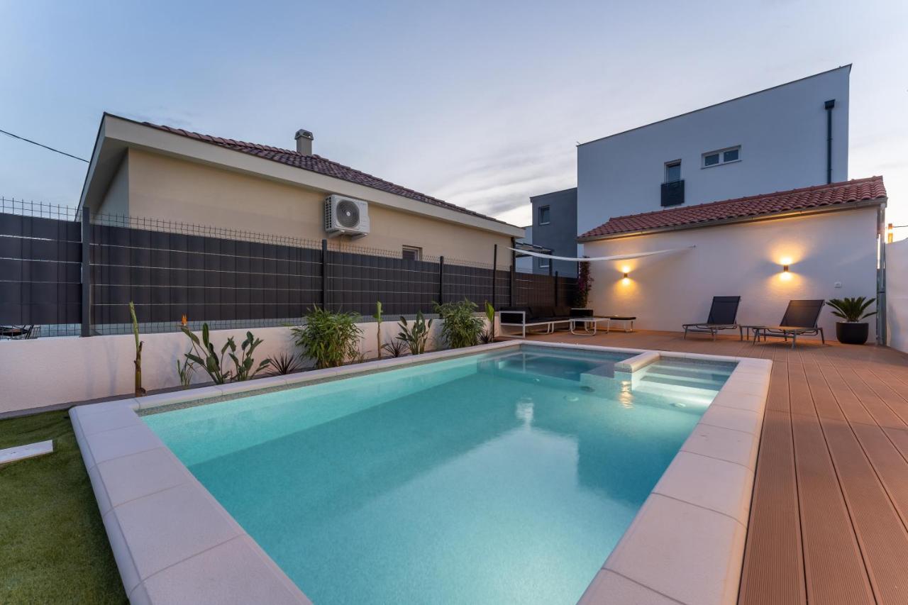 Bernie Apartments With A Pool 扎达尔 外观 照片