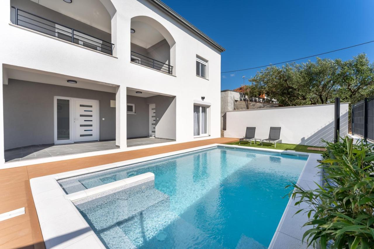 Bernie Apartments With A Pool 扎达尔 外观 照片