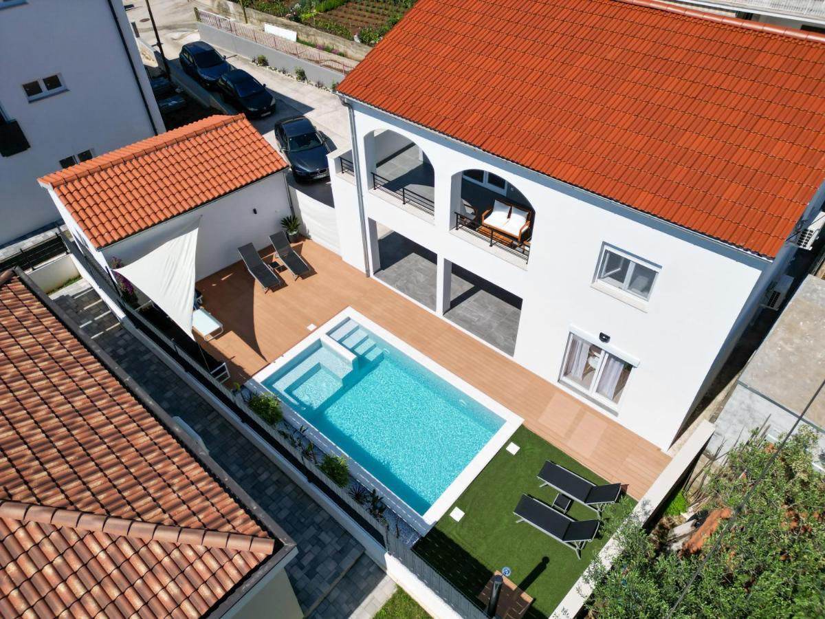 Bernie Apartments With A Pool 扎达尔 外观 照片